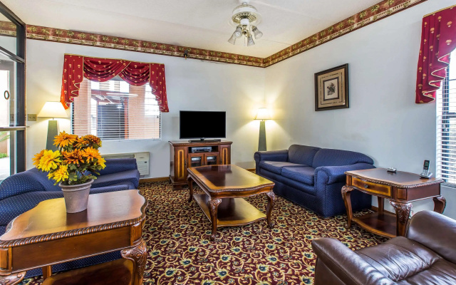 photo 5 of Econo Lodge Inn & Suites Albany North