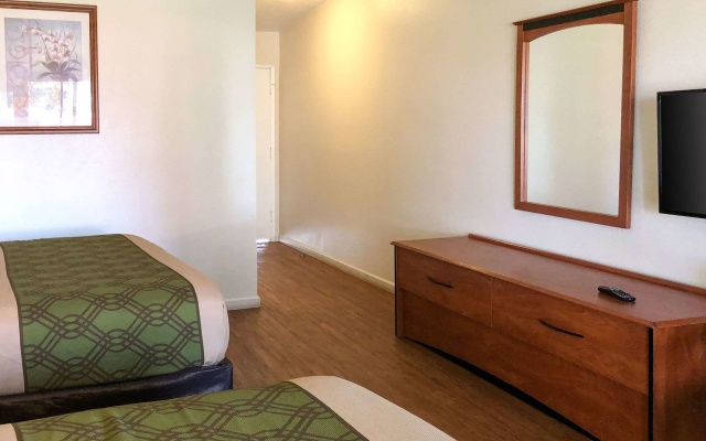 photo 2 of Econo Lodge Inn & Suites Oakland Airport