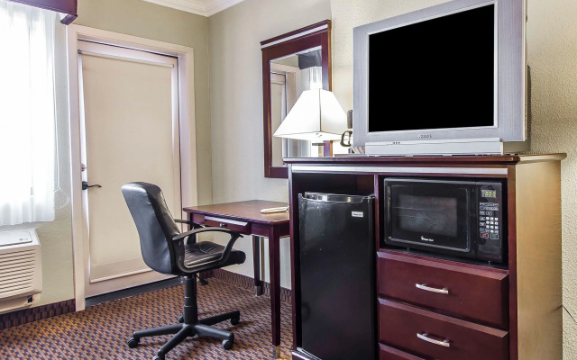photo 2 of Econo Lodge Inn & Suites