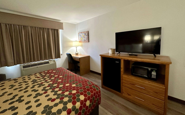 photo 3 of Econo Lodge Inn & Suites