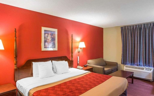 photo 2 of Econo Lodge Inn & Suites Canton