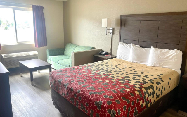 photo 5 of Econo Lodge Inn & Suites Corning Travel Center