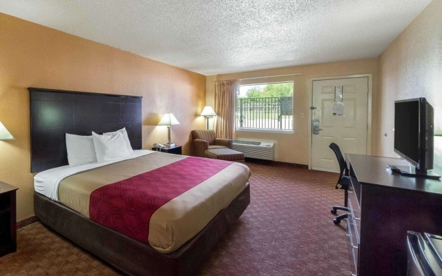 photo 2 of Econo Lodge Inn & Suites Coliseum