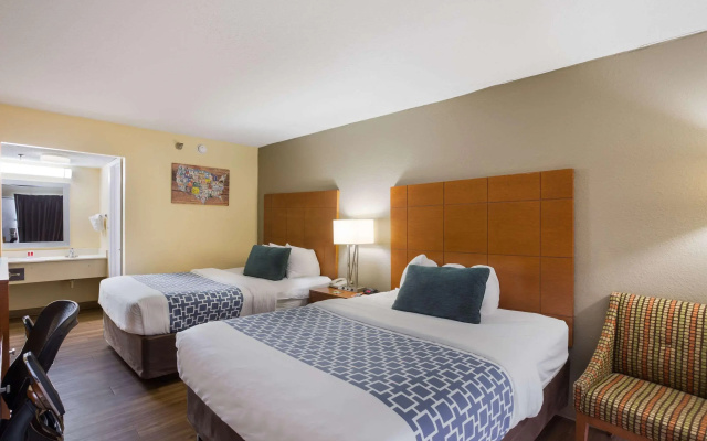 photo 2 of Econo Lodge Inn & Suites Hardeeville I-95