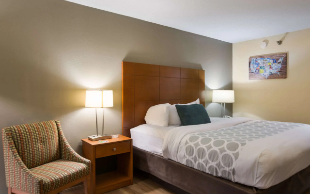 photo 3 of Econo Lodge Inn & Suites Hardeeville I-95