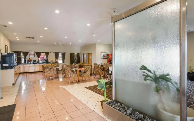 photo 2 of Econo Lodge Inn & Suites Hardeeville