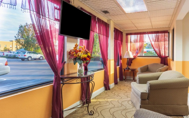 photo 3 of Econo Lodge Laurel
