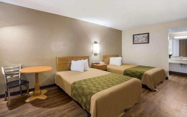 photo 3 of Econo Lodge Live Oak