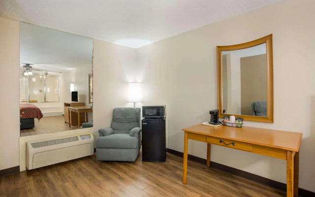 photo 5 of Econo Lodge Live Oak