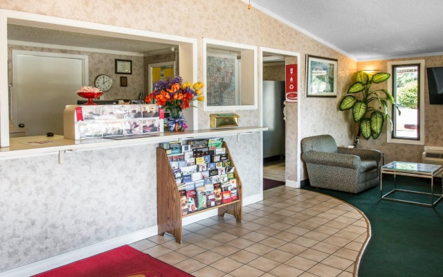 photo 2 of Rodeway Inn Madison Heights - Detroit