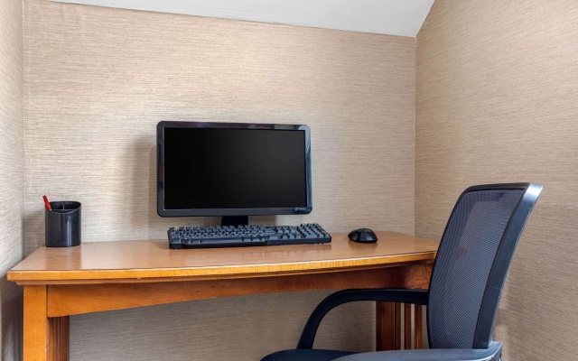 photo 5 of Econo Lodge Milwaukee Airport