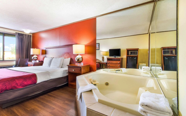 photo 4 of Econo Lodge Norwalk