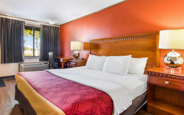photo 5 of Econo Lodge Norwalk