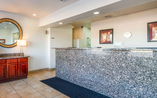 photo 2 of Econo Lodge Phoenix North I-17