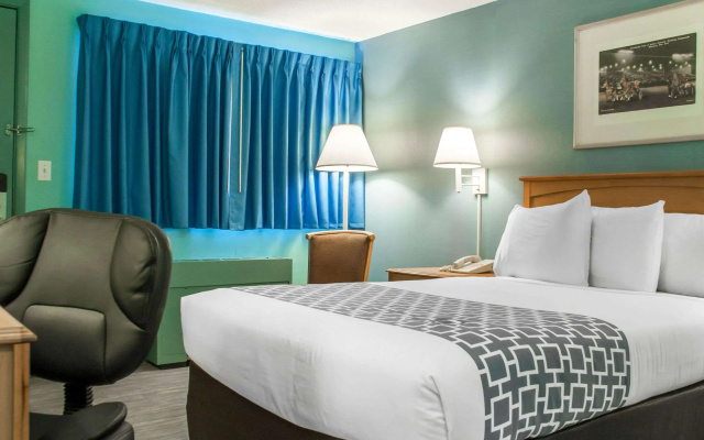 photo 5 of Econo Lodge South