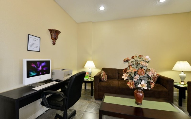 photo 3 of Econo Lodge Space Center