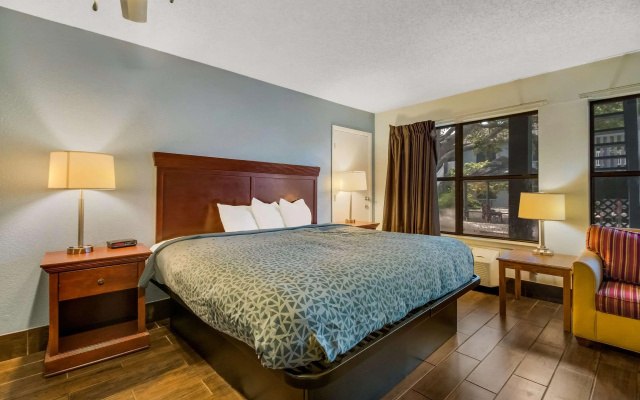 photo 5 of Econo Lodge Inn & Suites Fulton - Rockport