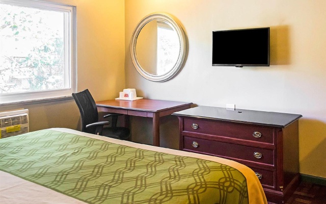 photo 3 of Econo Lodge Warrensville Heights Hotel