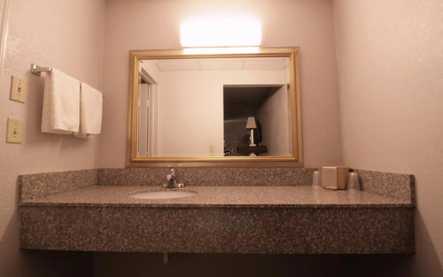 photo 4 of Economy Inn