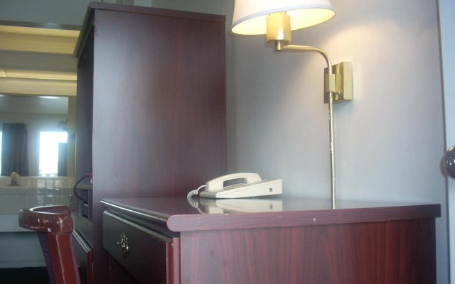 photo 3 of Economy Inn Monterey