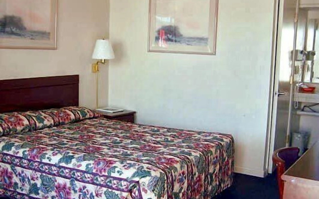 photo 4 of Economy Inn Monterey