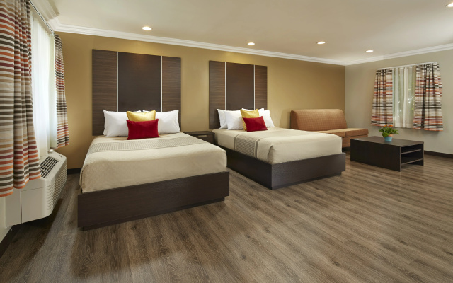 photo 3 of Eden Roc Inn & Suites