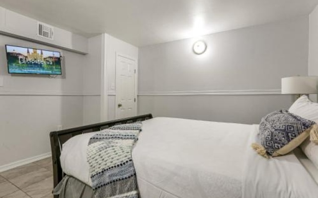 photo 3 of Elegant 4BR Condo in Downtown
