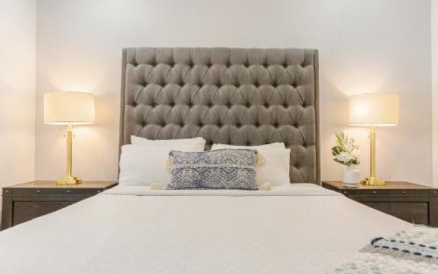 photo 4 of Elegant 4BR Condo in Downtown
