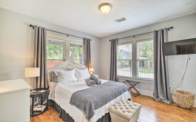 photo 5 of Elegant Houston Retreat < 2 Mi To Downtown!