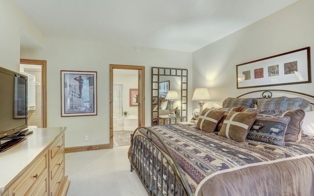 photo 3 of Luxurious 2 Bd With Lift View In Beaver Creek 2 Bedroom Condo by RedAwning