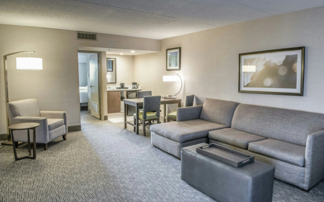 photo 4 of Embassy Suites by Hilton Chicago Schaumburg Woodfield