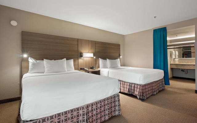 photo 3 of Executive Inn & Suites Embarcadero Cove