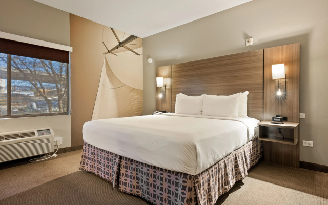 photo 4 of Executive Inn & Suites Embarcadero Cove