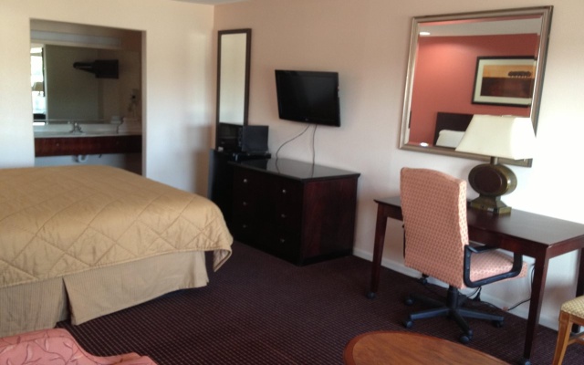 photo 3 of Executive Inn & Suites Houston