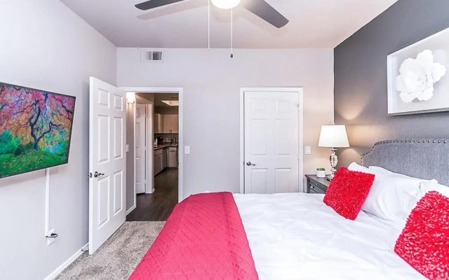 photo 4 of Executive King, Close to Shops, Dining, Golf w Parking 1064