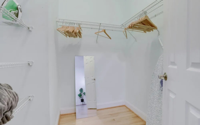 photo 3 of Exquisite 1 BR Apartment at Alexandria