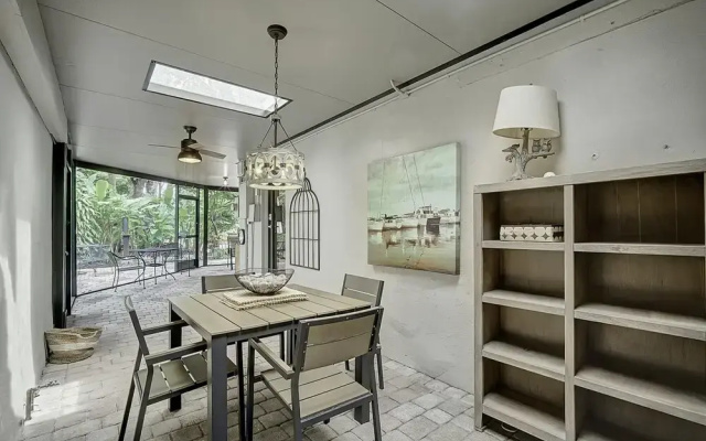 photo 2 of Fantastic 3 Bedroom Heated Salt Pool Home 3 Blocks From Wilton Drive