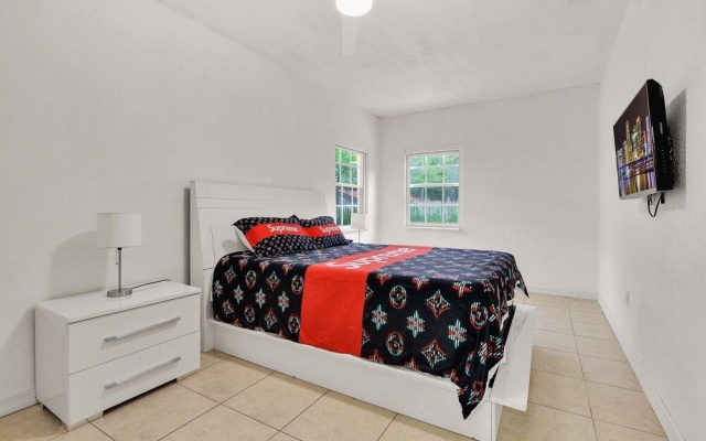 photo 3 of "Fantastic House 5min to Brickell w/ Pool & Tub".
