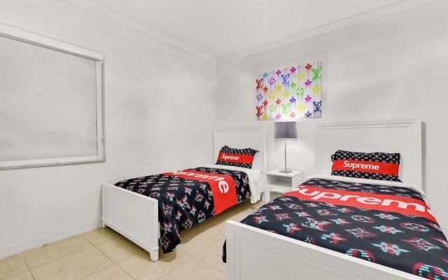 photo 4 of "Fantastic House 5min to Brickell w/ Pool & Tub".