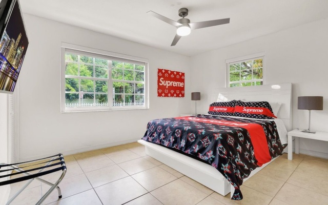 photo 5 of "Fantastic House 5min to Brickell w/ Pool & Tub".