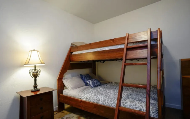 photo 2 of Flamingo Lady San Francisco Airport North Sleeps 6