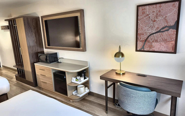 photo 4 of Radisson Hotel Detroit Metro Airport 