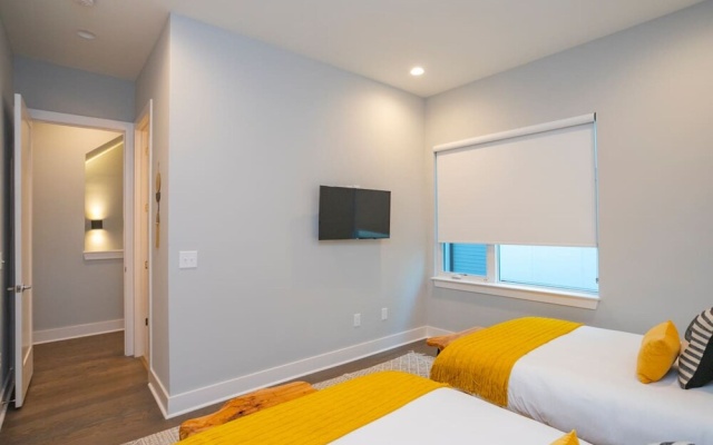 photo 3 of Franklin by Avantstay Trendy Townhouse in Great Location w/ Private Roof Top Patio