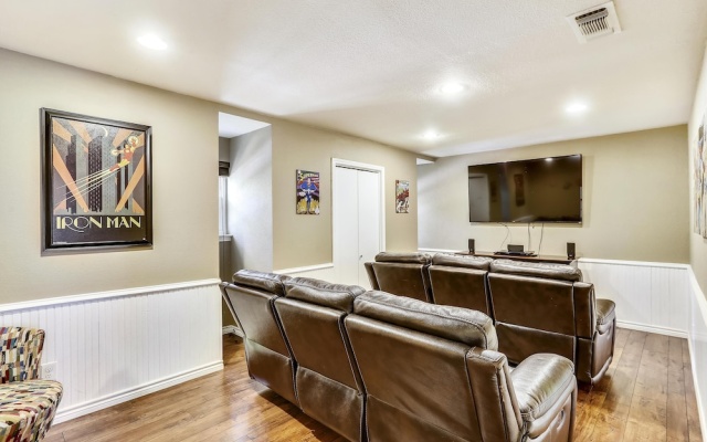 photo 2 of Franklin Mansion - Huge Near Stadiums W/pool & Hot Tub 5 Bedroom Estate