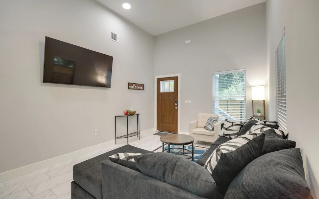 photo 5 of Gated Houston Home w/ Large Yard: 4 Mi to Downtown