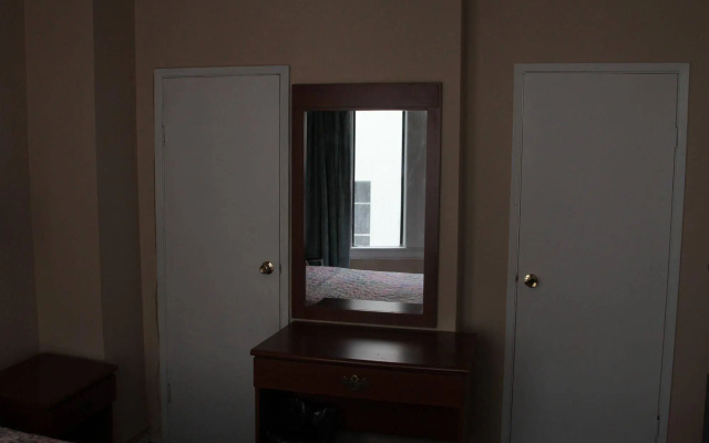 photo 2 of Gateway Inn