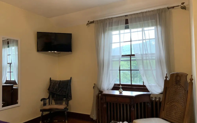 photo 3 of Georgian Garden Inn