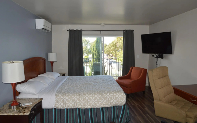 photo 3 of Glass Slipper Inn - Stanford Palo Alto