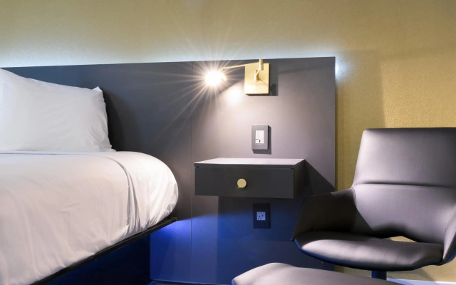 photo 4 of Glen Capri Inn & Suites - Burbank Universal