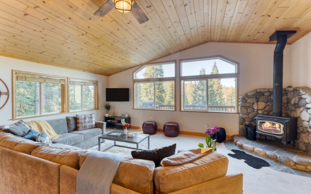 photo 2 of Golden Summit by Avantstay Stunning Secluded Cabin w/ Access to Tahoe Donner